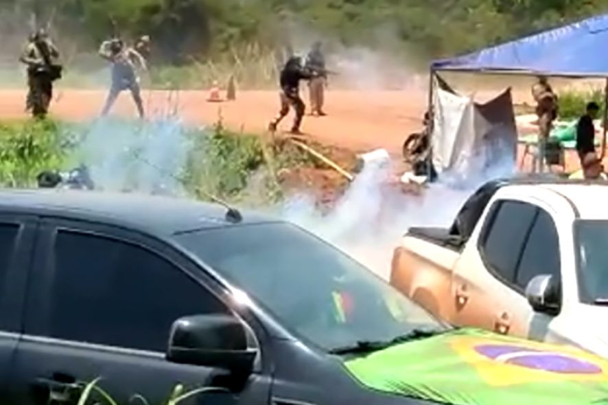 manifestantes em Guarata na BR-163