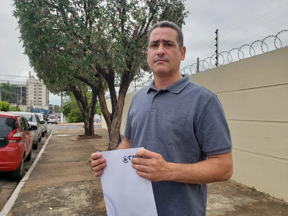 �der Rodrigues apresentou laudo m�dico do filho a manifestantes