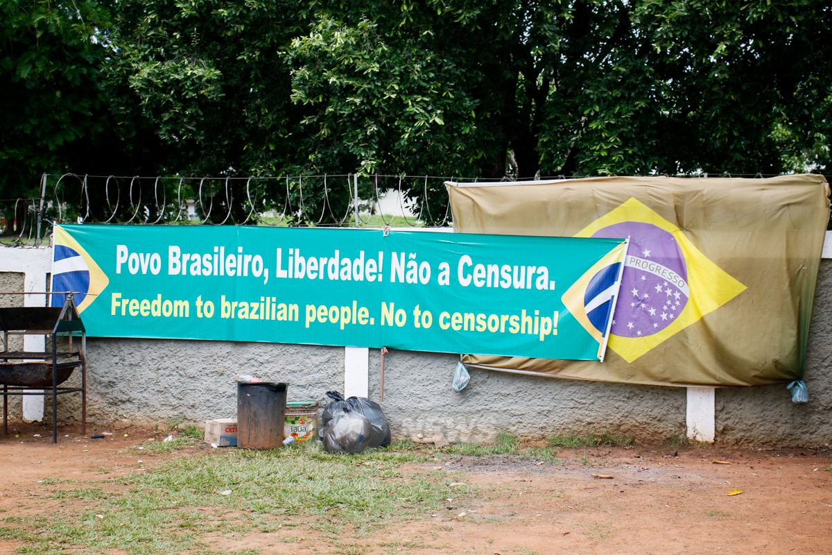 Ap�s posse de Lula, bolsonaristas mant�m acampamento na avenida do CPA