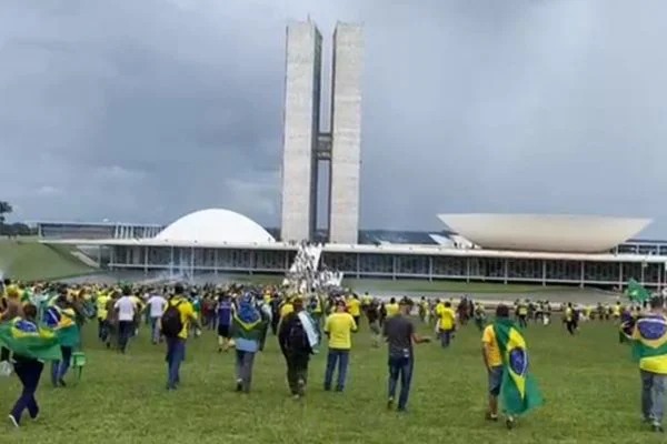 Manifestantes invadem o Congresso Nacional