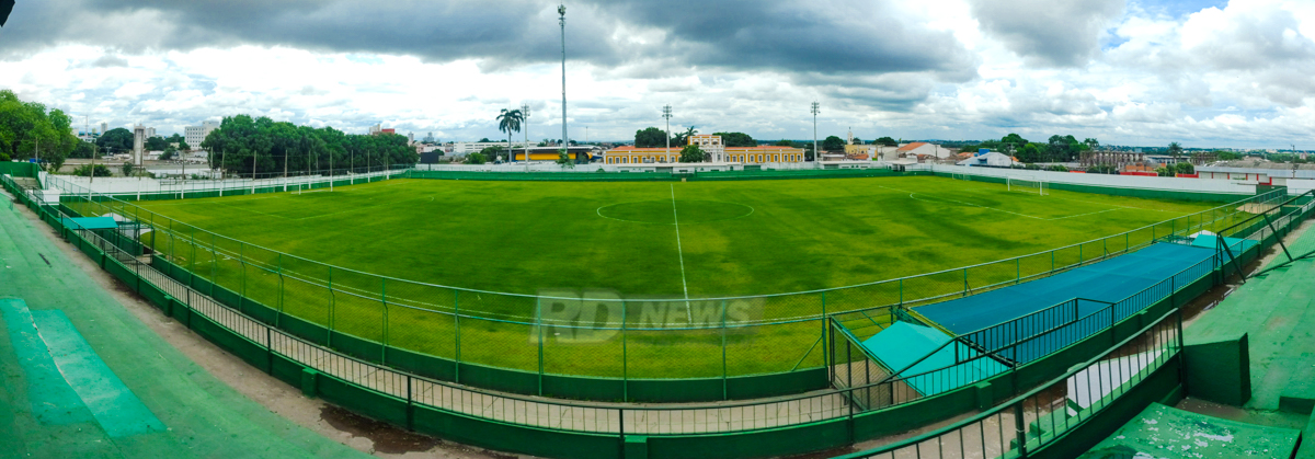 Gramados est�dios Arena e Dutrinha