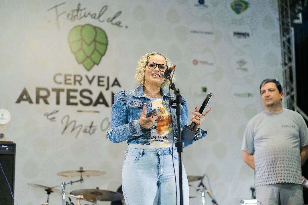 Simone Monges - cerveja 