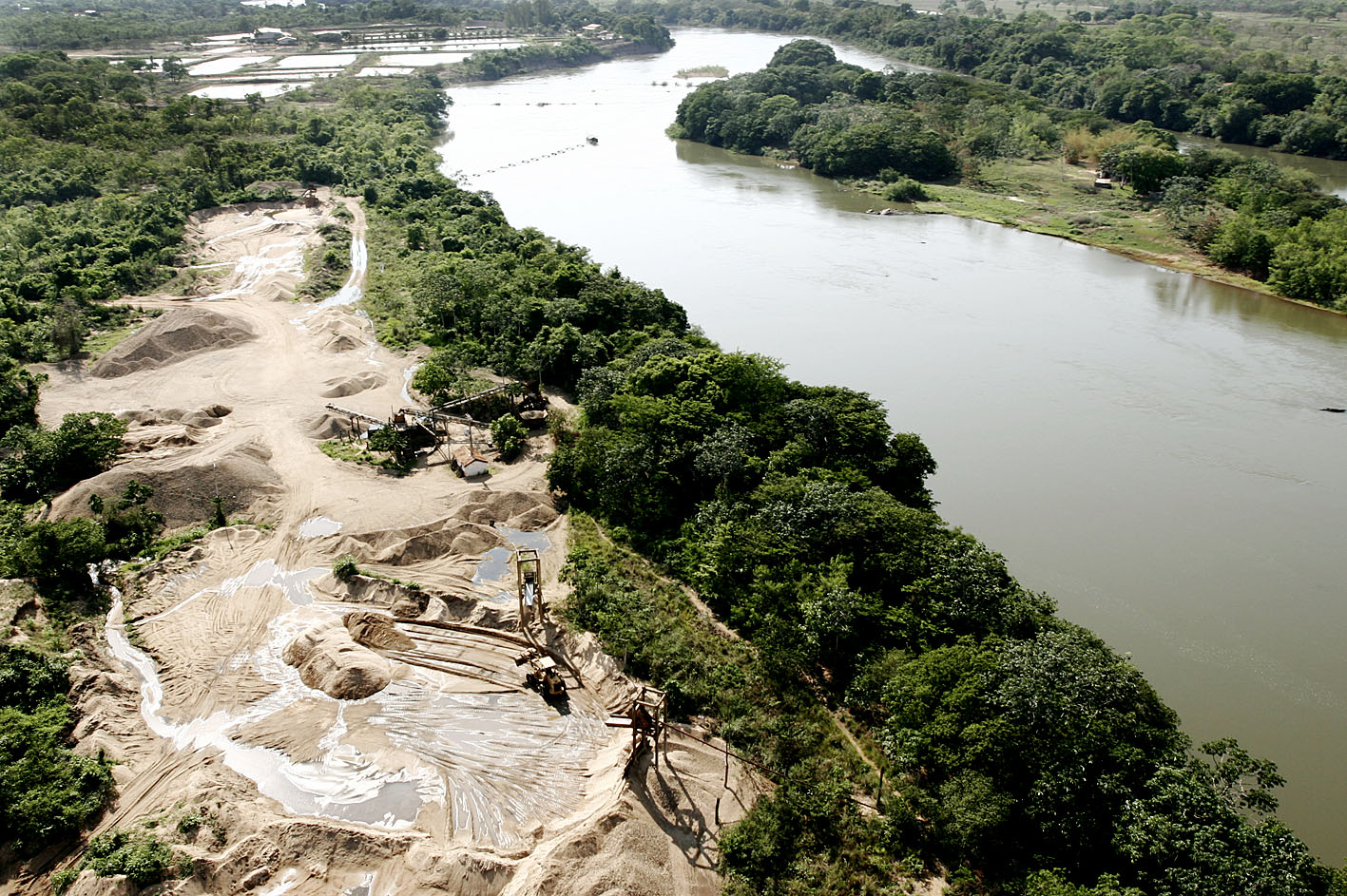Extra��o de areia com dragas no Rio Cuiab�