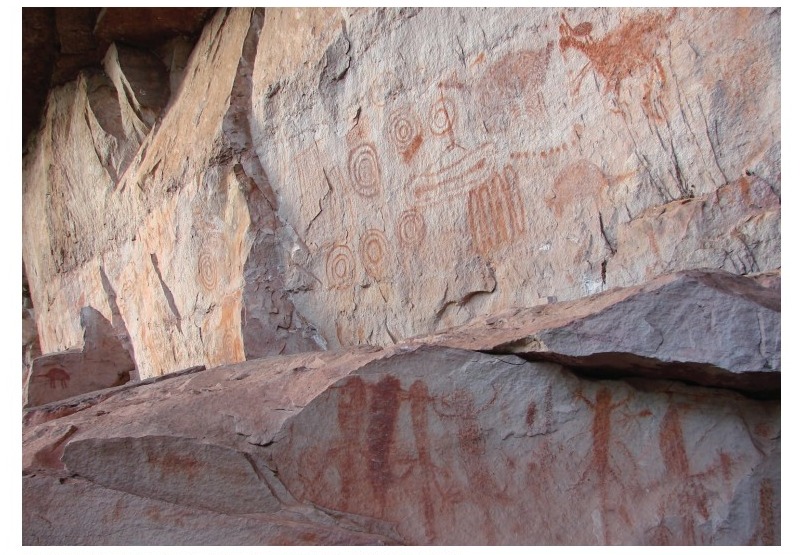 Abrigo Lapa do Frei Kanuto com pain&eacute;is de arte rupestre pintada representando motivos zoom&oacute;rficos e geom&eacute;tricos 