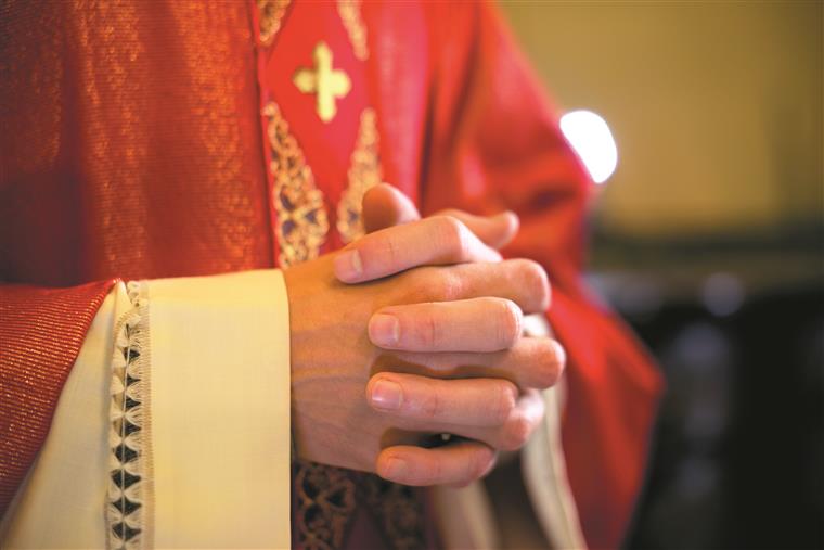 m&iuml;&iquest;&frac12;o padre igreja catolica