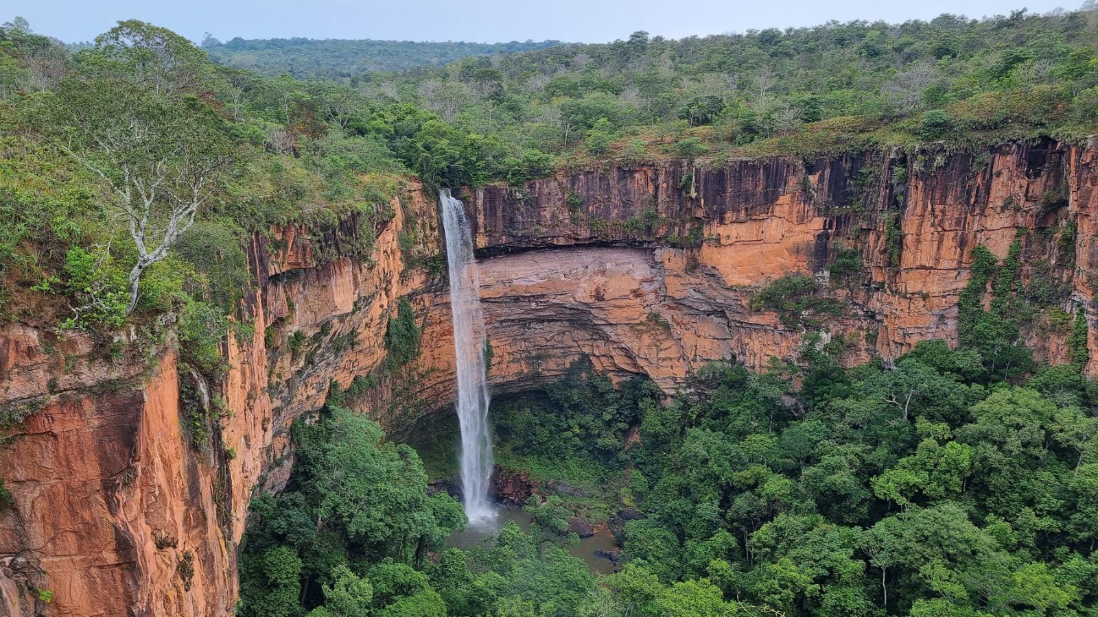 Parque de Chapada dos Guimar�es - cachoeira V�u de Noiva