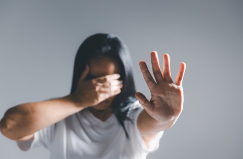 REVERTIDA JUSTA CAUSA DE TRABALHADORA QUE FALTOU POR SER V�TIMA DE VIOL�NCIA DOM�STICA