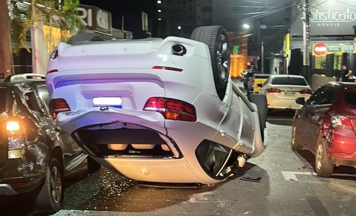 BMW capotada na Pra�a Popular