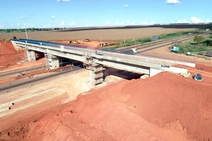 Viaduto para ferrovia estadual 