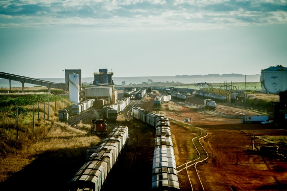 Viaduto para ferrovia estadual 