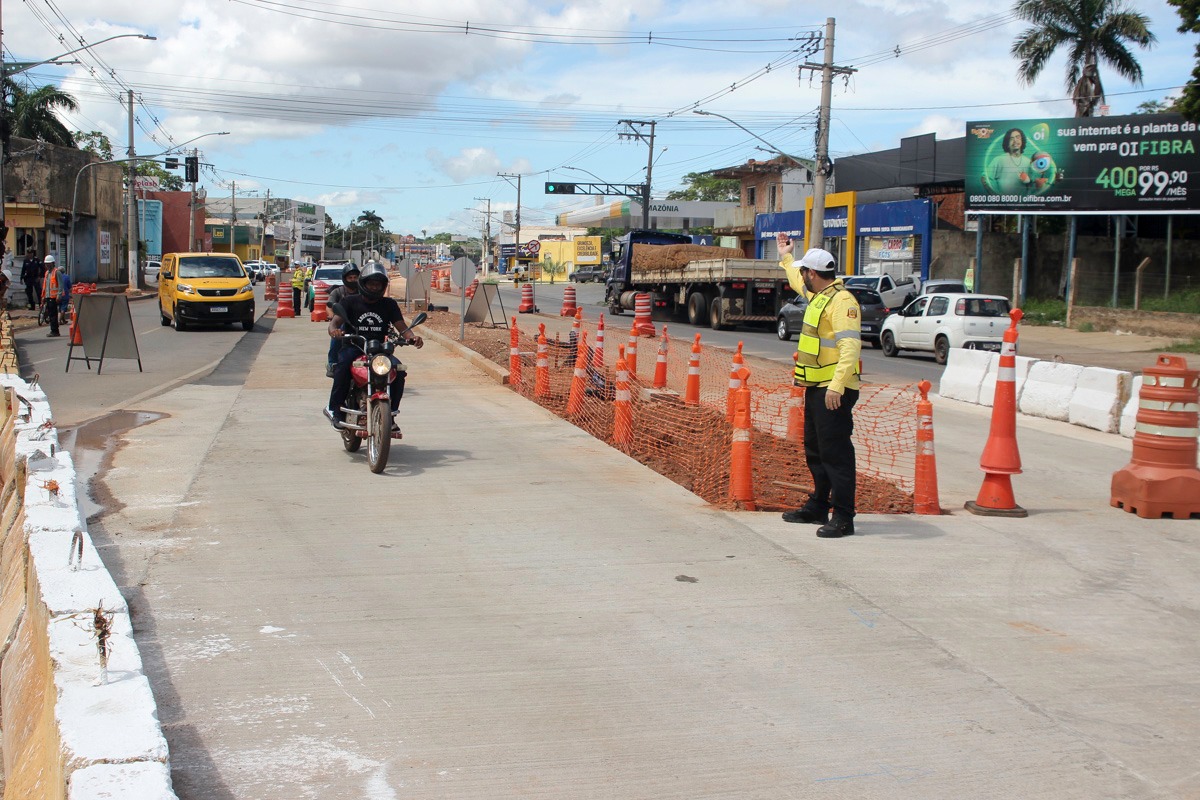 Novas interdi&iuml;&iquest;&frac12;es na Avenida da FEB - obra do BRT