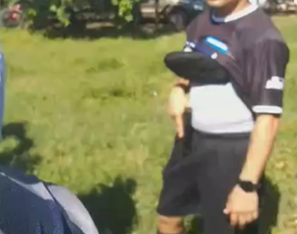 �rbitro saca pistola para conter confus�o em Barra do Bugres
