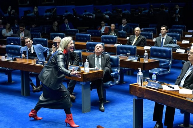 Encena��o aborto Senado