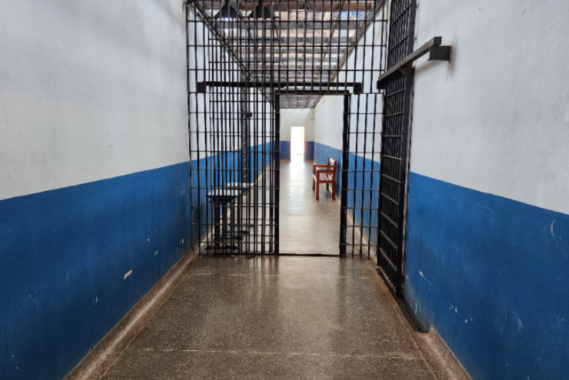 cadeia cela aberta liberdade
