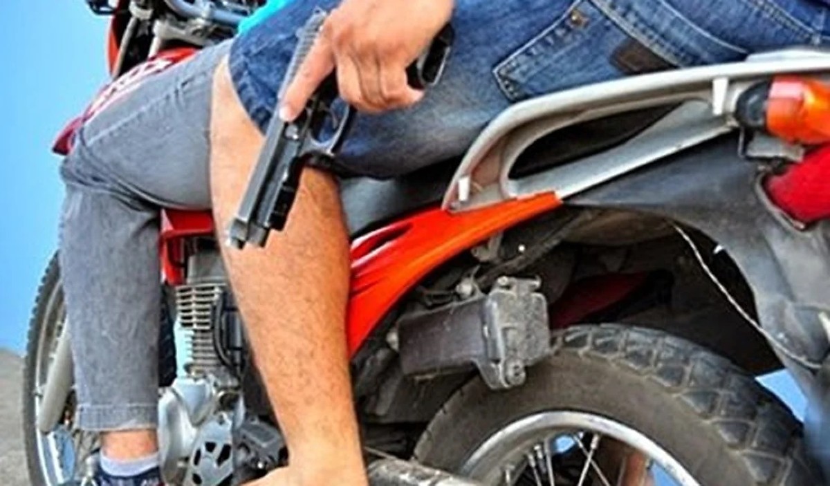 Dupla em moto - pistola - arma