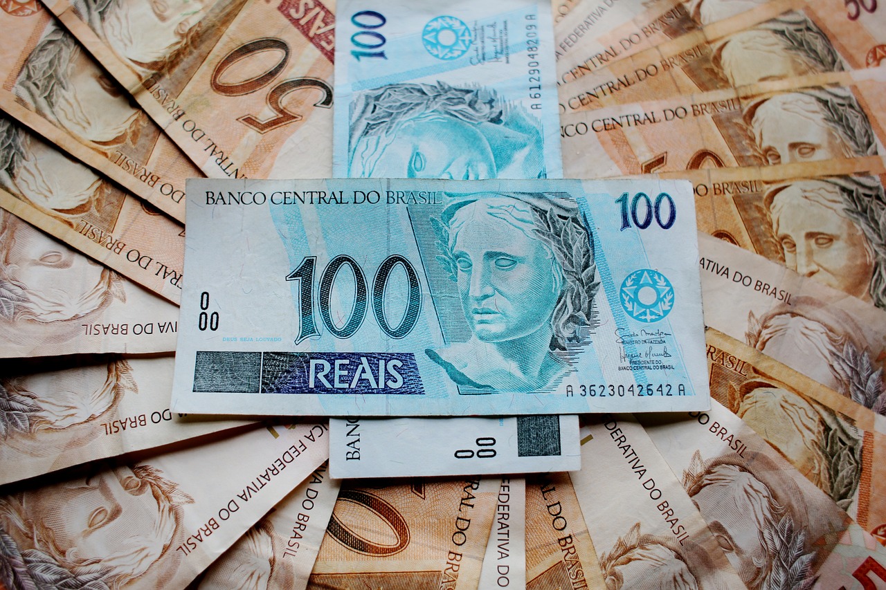  Notas dinheiro real -- 50 e 100 reais
