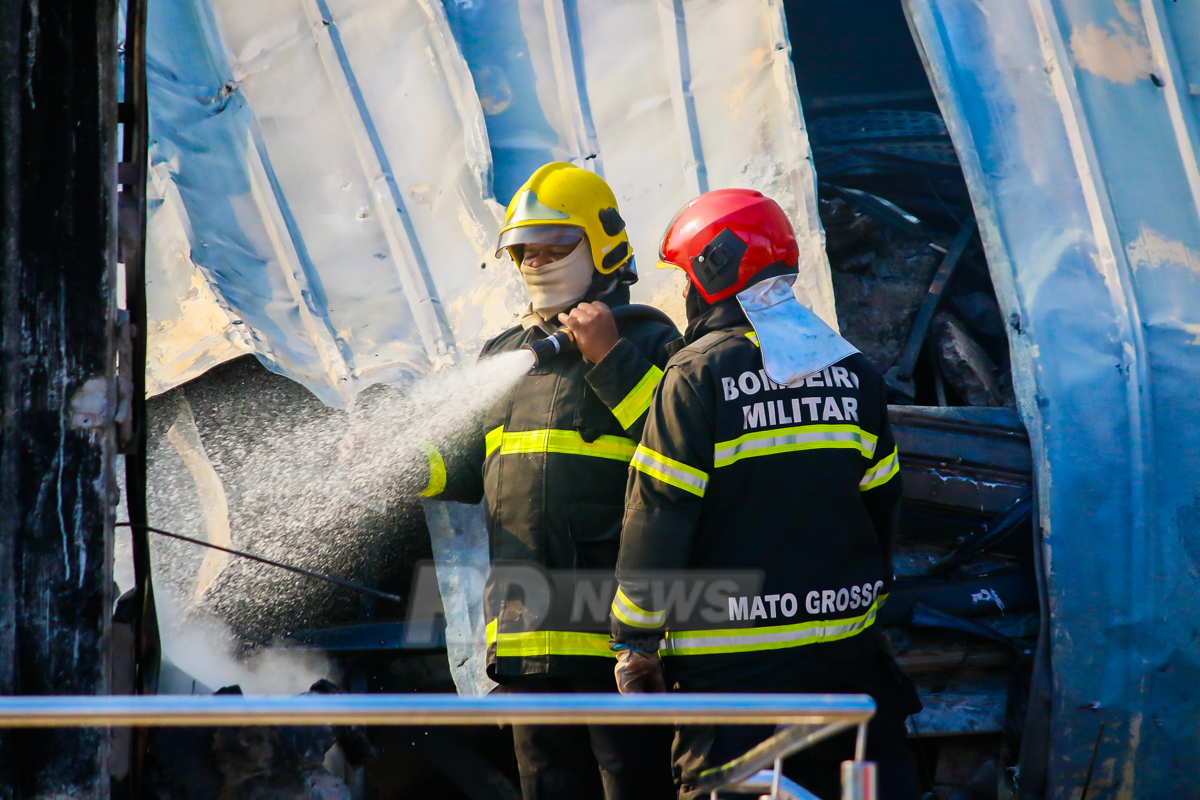  Destrui&iuml;&iquest;&frac12;&iuml;&iquest;&frac12;o causada pelo inc&iuml;&iquest;&frac12;ndio lojas Shopping Popular - Bombeiros