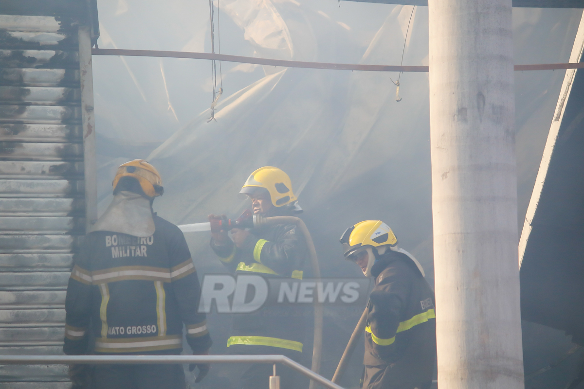 Destrui��o causada pelo inc�ndio lojas Shopping Popular - Bombeiros