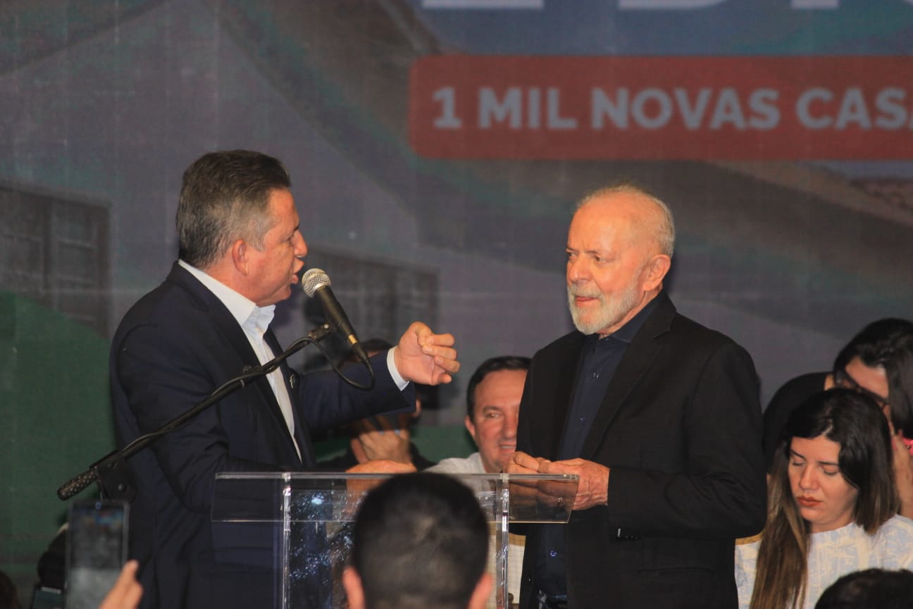 Mauro Mendes e Lula na entrega de casas