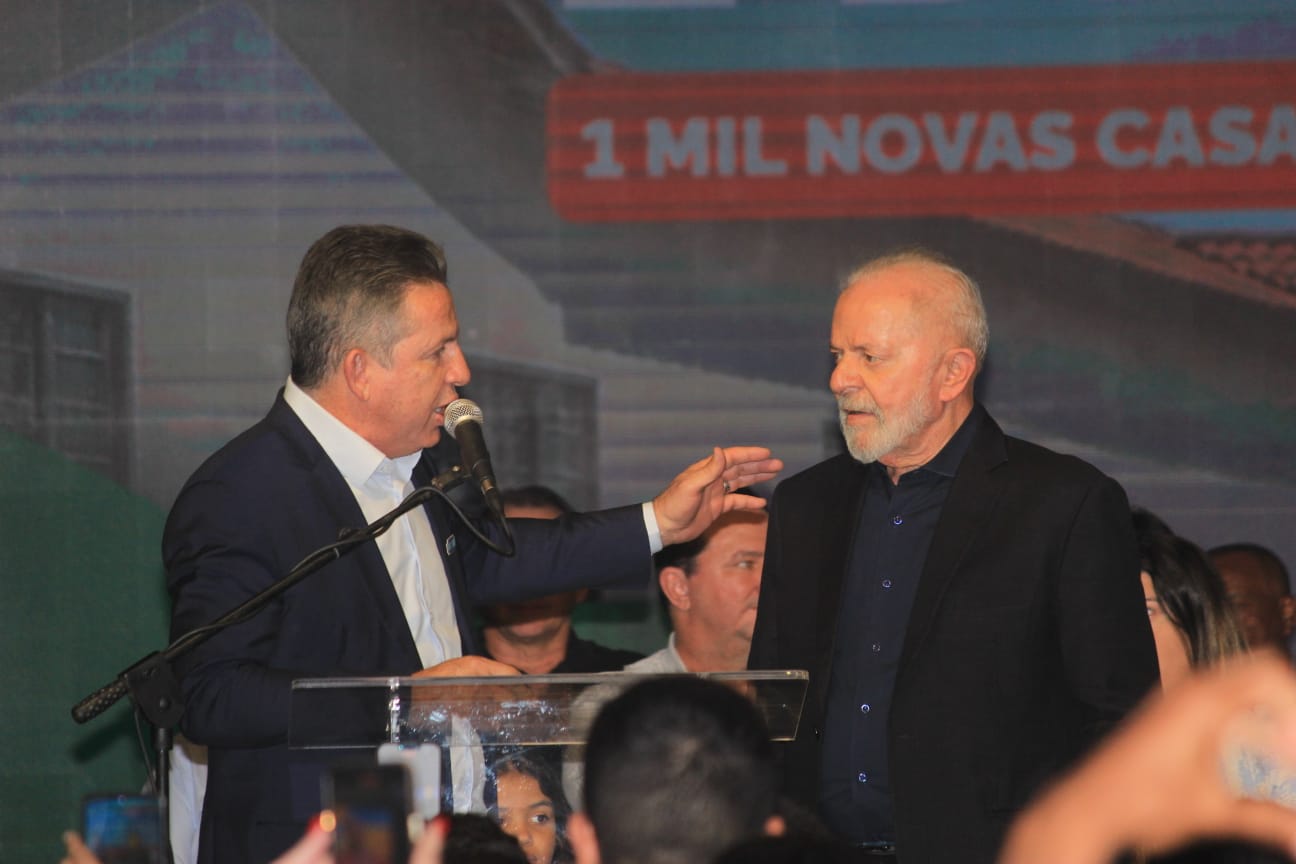 Mauro Mendes e Lula na entrega de casas