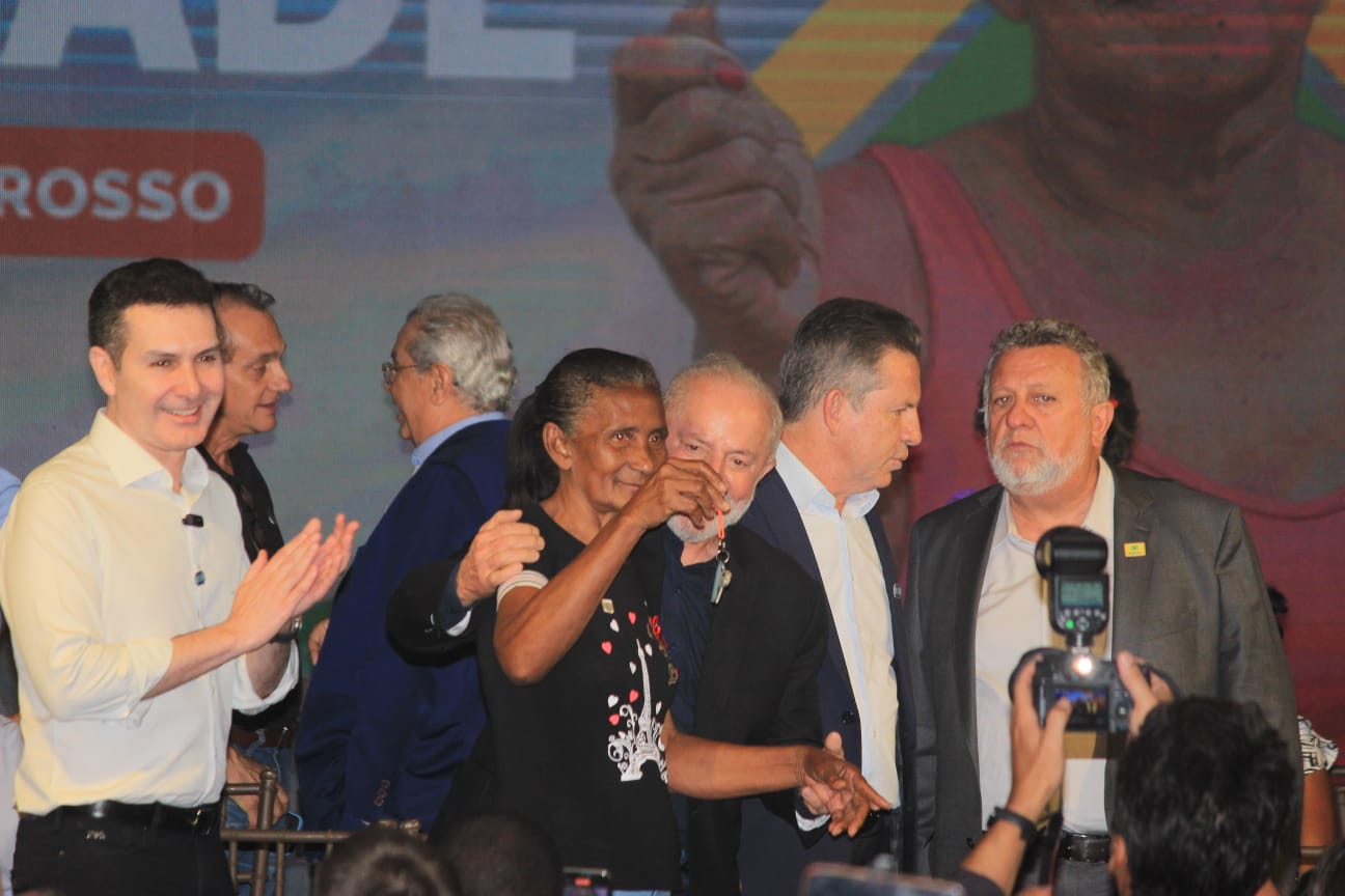 Lula entrega casas em VG