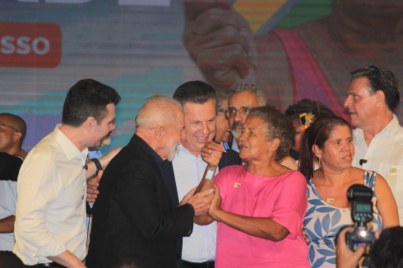 Lula entrega casas em VG