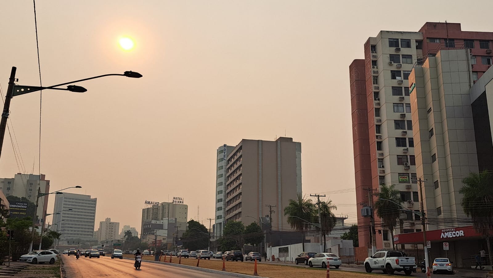 Densa fuma�a na avenida do CPA, em Cuiab�