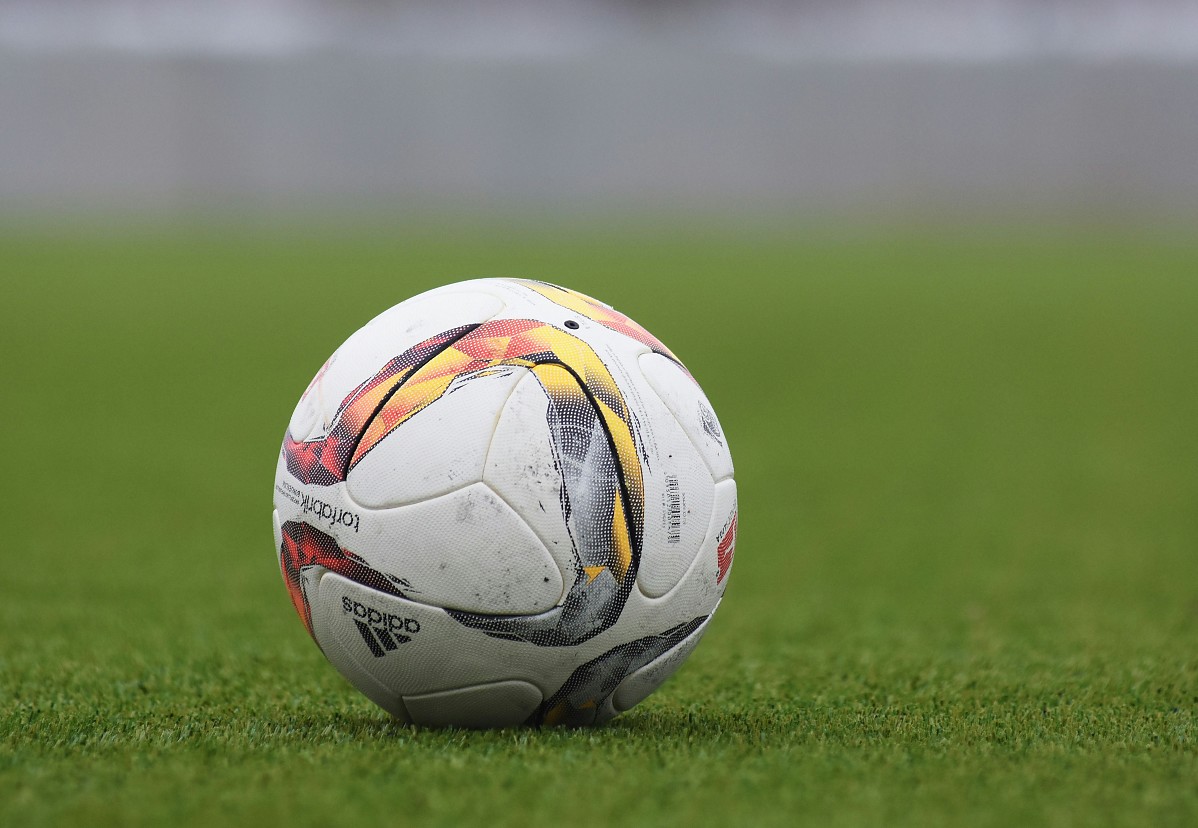 Bola de futebol em campo