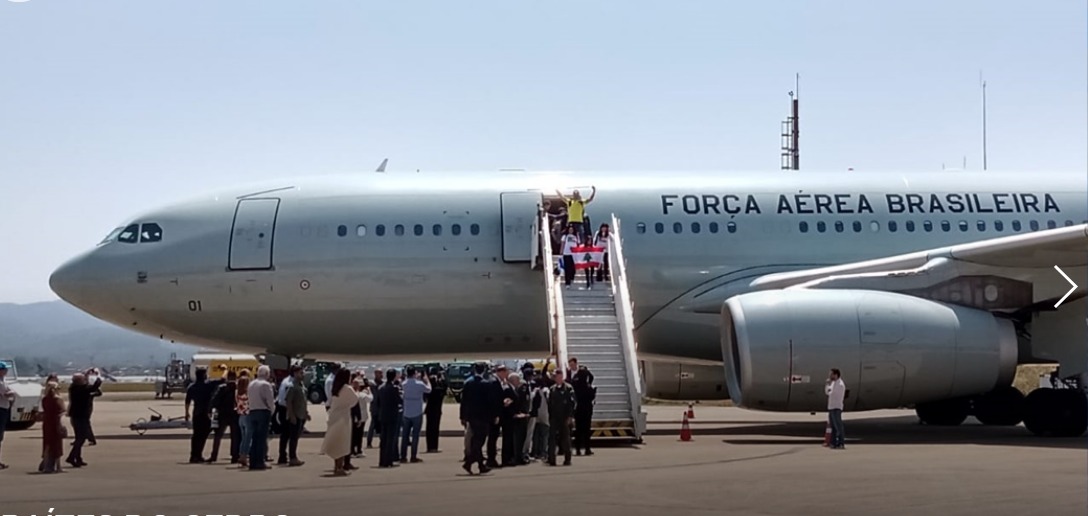 Avi�o da FAB com primeiros brasileiros repatriados do L�bano chega ao Brasil