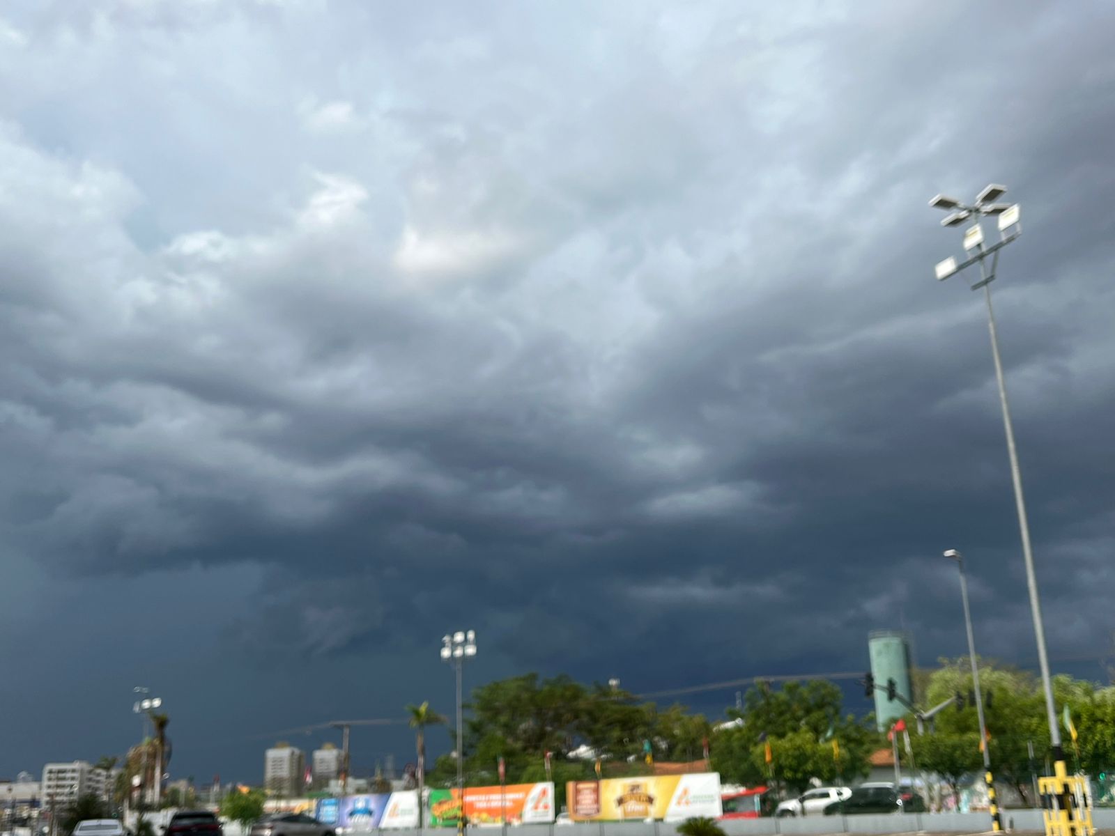 Chuva em Cuiab�, tempo chuvoso, temporal