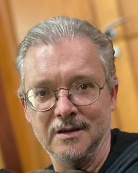 Marco Antonio Spinelli &iuml;&iquest;&frac12; m&iuml;&iquest;&frac12;dico, com mestrado em psiquiatria