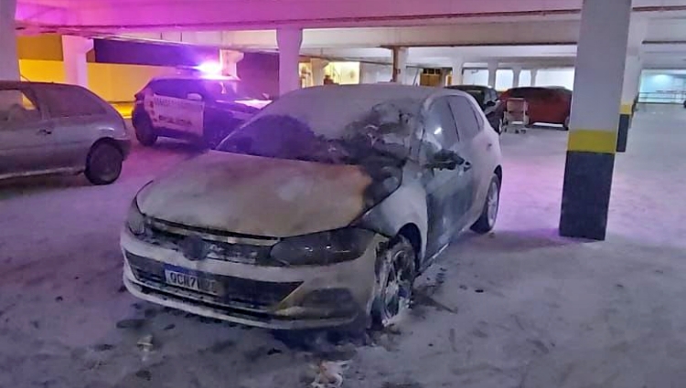 Mulher tem carro incendiado - Rondon�polis