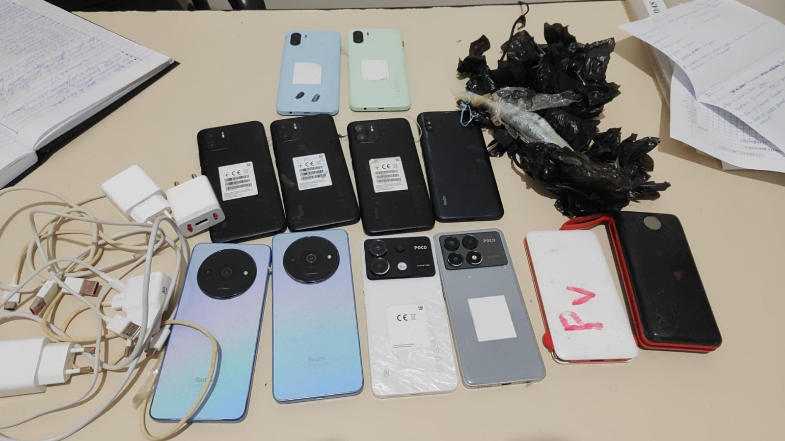 16 CELULARES APREENDIDOS