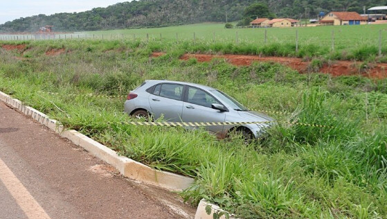 corpo encontrado dentro de carro
