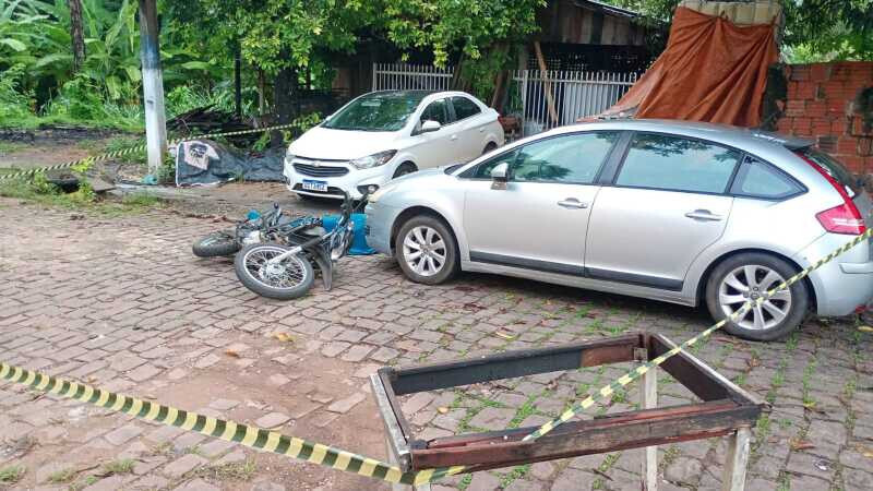 homem morto em motocicleta