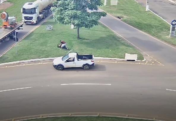 homem é flagrado agredindo mulher