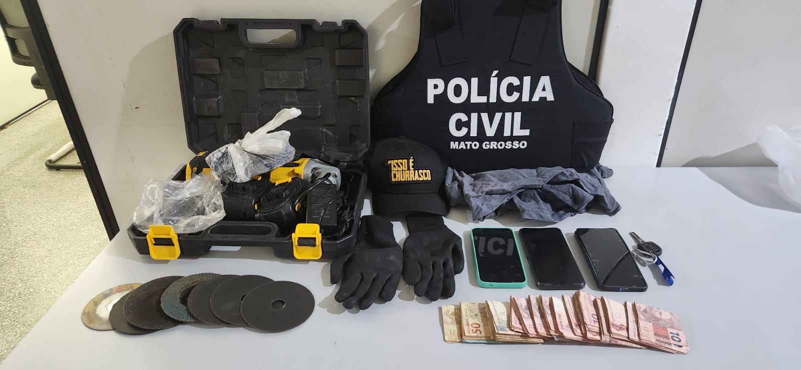 Trio invade e furta mercado na Morada da Serra