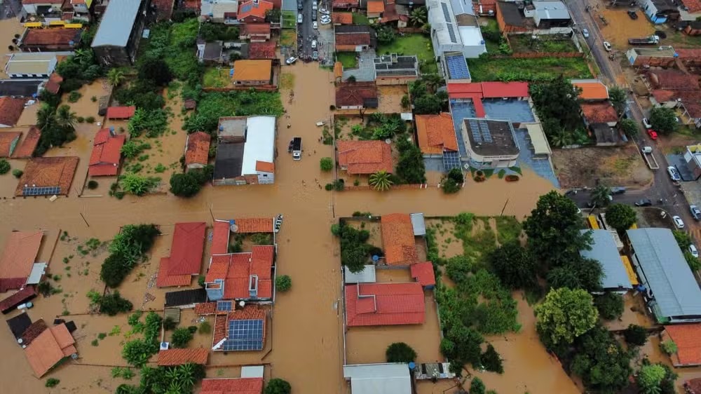 Enchente cobre casas em Rio Branco