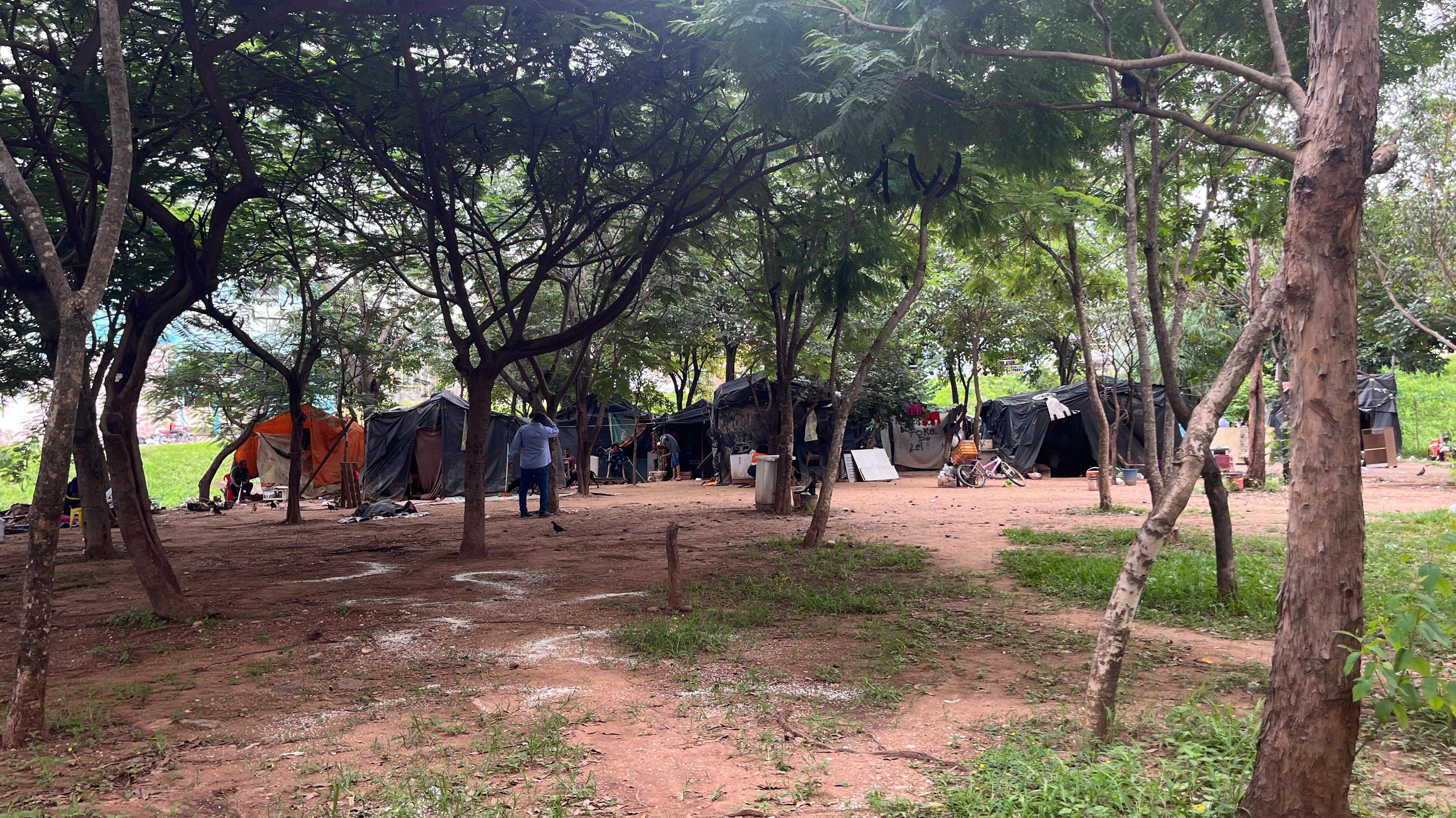 canteiro da rodovi&iuml;&iquest;&frac12;ria com moradores de rua