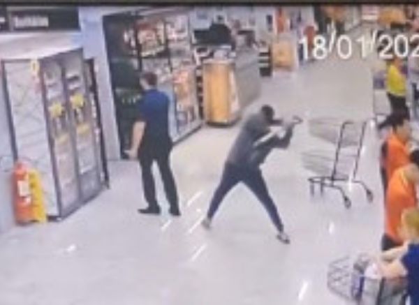 Ataque, p�, supermercado, Sinop