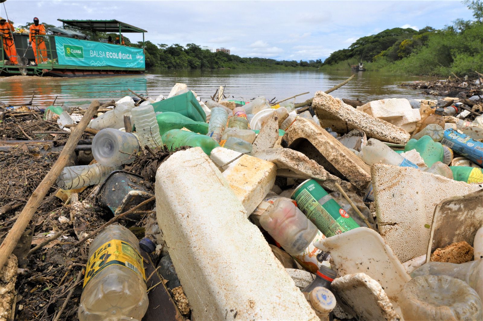 Balsa ecol�gica recolhe quase meia tonelada de lixo do Rio Cuiab� em apenas uma a��o