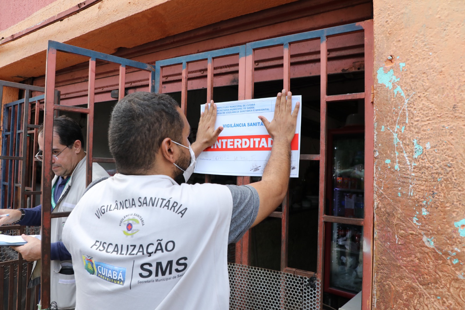 Prefeitura fecha bares por venda de alimentos vencidos e fezes de baratas