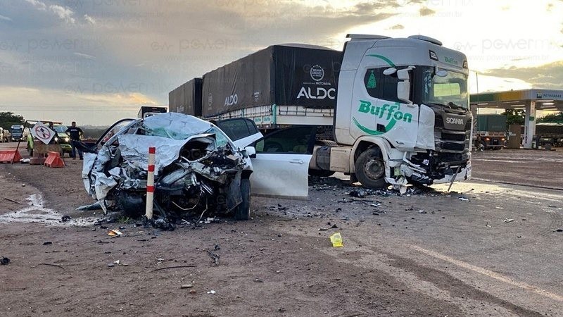 Acidente BR-163 carreta e carro em Nova Mutum