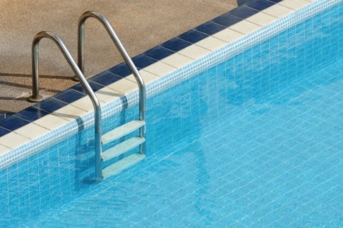 morte - irm&iuml;&iquest;&frac12;os - piscina