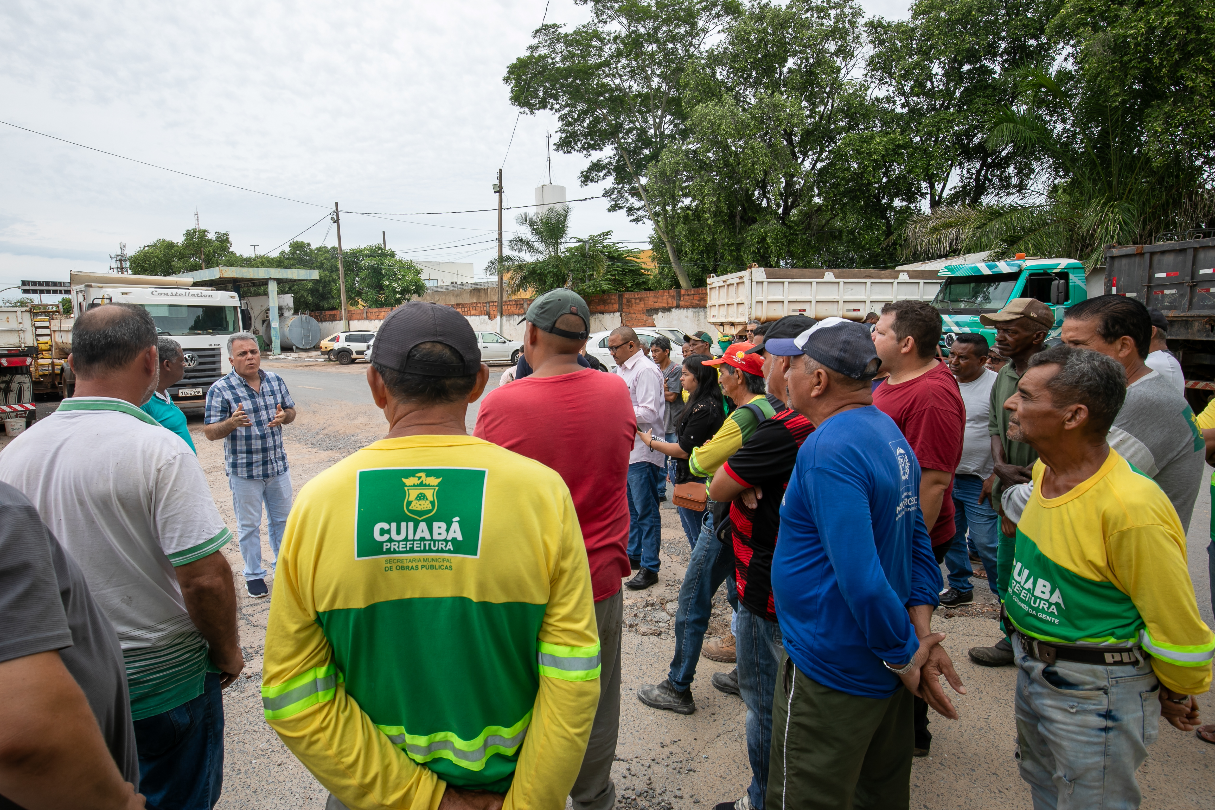 Trabalhadores terceirizados da Bem Estar de limpeza urbana em frente a secretaria