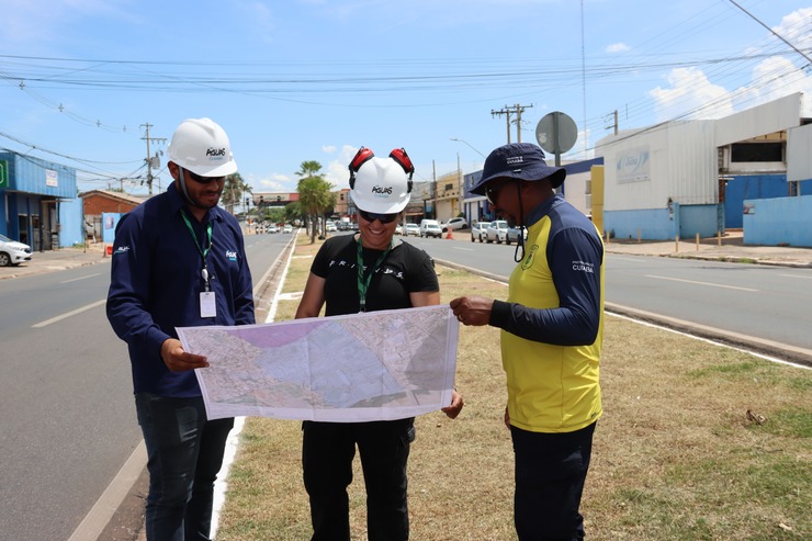 Equipe �guas Cuiab� na AV. Prainha obras