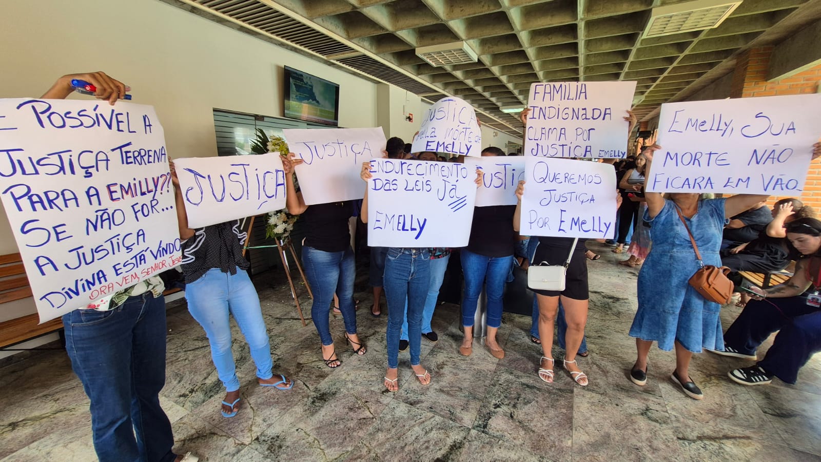 Amigos e familiares de Emilly cobram por Justi&iuml;&iquest;&frac12;a durante o vel&iuml;&iquest;&frac12;rio da jovem