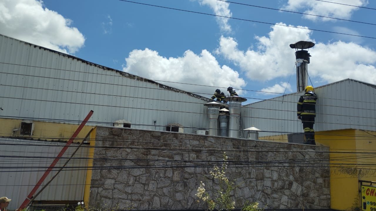 Restaurante � atingindo por inc�ndio no Cristo Rei VG