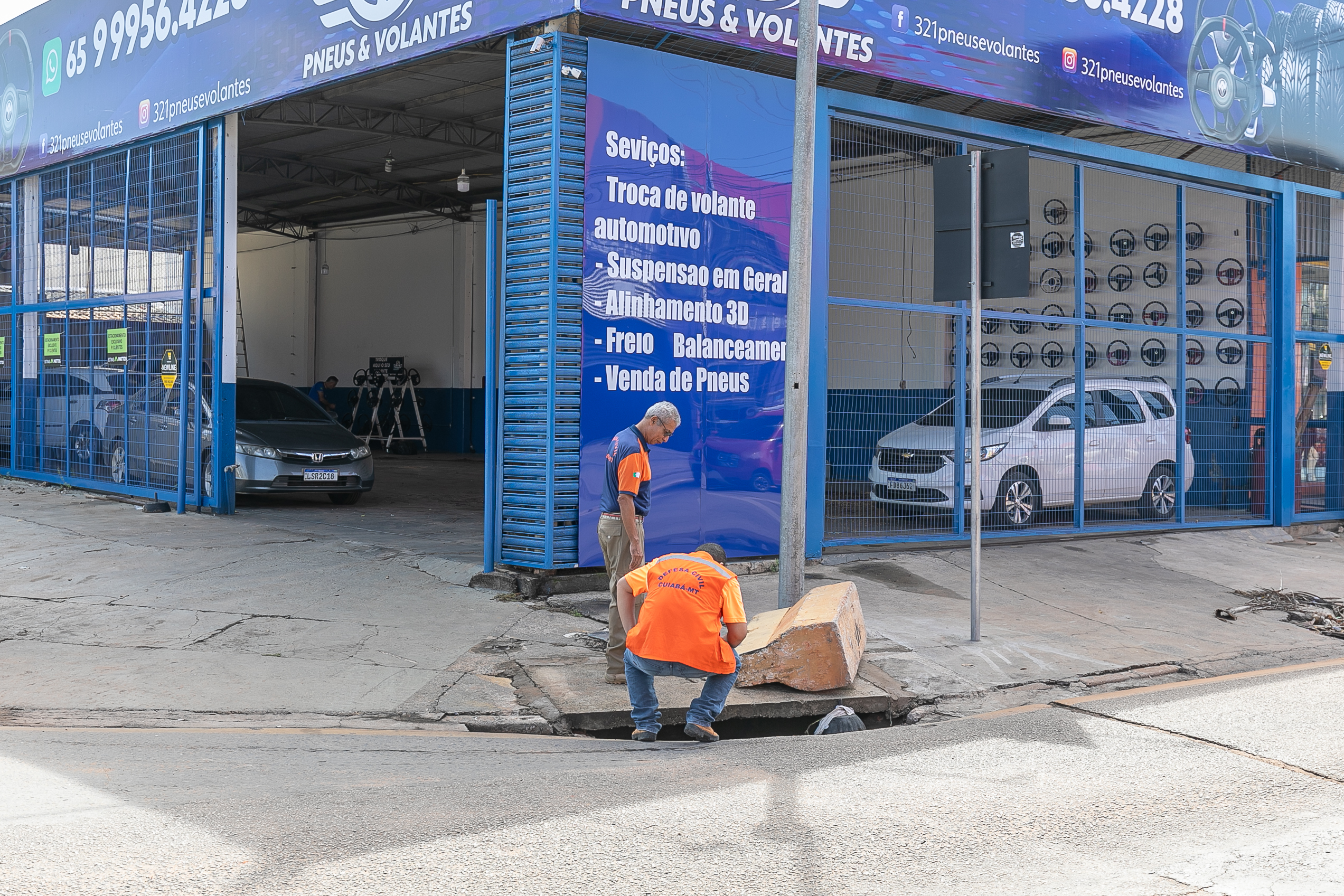 Bueiros entupidos na Carmindo de Campos