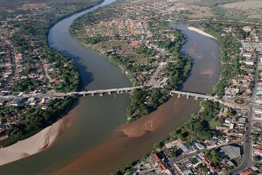 Vista panor&iuml;&iquest;&frac12;mica de Aragar&iuml;&iquest;&frac12;as (GO) e Barra do Gar&iuml;&iquest;&frac12;as (MT)